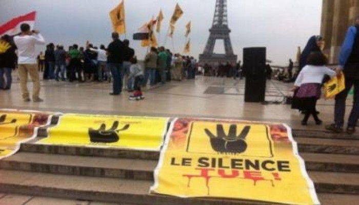 وقفة للمصريين بباريس تنديدا بالانقلاب