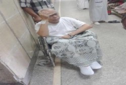 بالصور.. الانقلاب يضع "كلبشات" لمّسن قعيد أثناء علاجه بالمستشفى