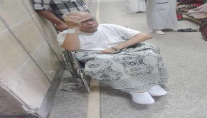بالصور.. الانقلاب يضع "كلبشات" لمّسن قعيد أثناء علاجه بالمستشفى