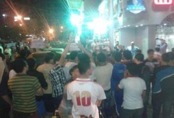 أهالي "دكرنس" ينددون بسوء الأوضاع المعيشية بمسيرة ليلية