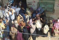 الأهالي يحطمون مكتب تموين الفشن ببني سويف بعد ضياع بطاقات التموين الخاصة بهم