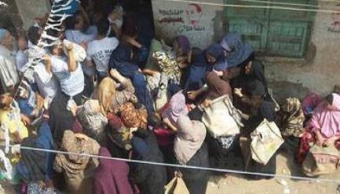 الأهالي يحطمون مكتب تموين الفشن ببني سويف بعد ضياع بطاقات التموين الخاصة بهم