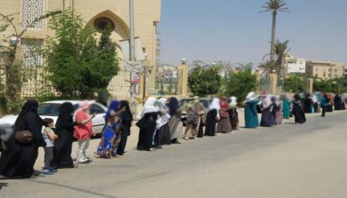 حرائر 6 أكتوبر يشاركن في "ثورة الغلابة" بسلسلة بشرية