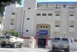 سور بإرتفاع أربعة أمتار يحيط بقسم المنتزة أول لفصله عن الشارع