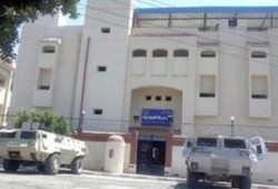 سور بإرتفاع أربعة أمتار يحيط بقسم المنتزة أول لفصله عن الشارع