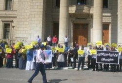 وقفة في جامعة القاهرة احتجاجا على تحويل أساتذة للتحقيق