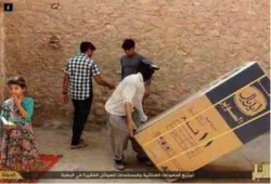بالصور.. "داعش" توزع ثلاجات مصرية على العراقيين