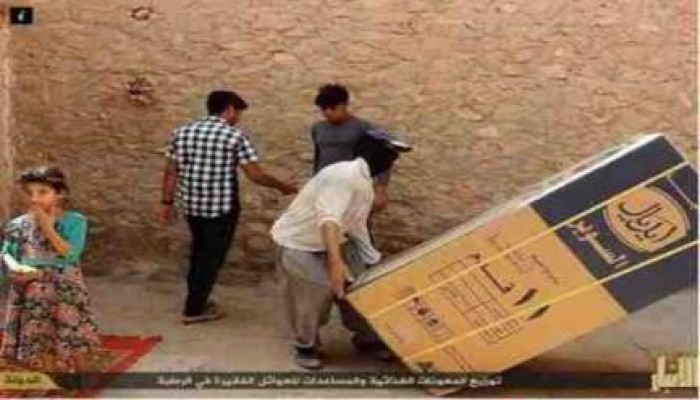 بالصور.. "داعش" توزع ثلاجات مصرية على العراقيين
