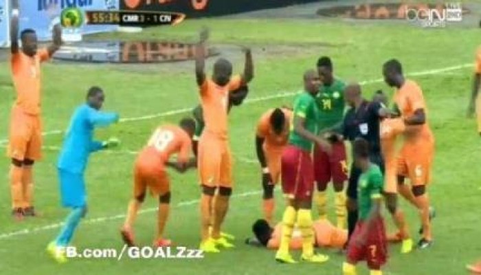 بالفيديو: مدافع كوت ديفوار يبلع لسانه أمام الكاميرون