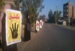 سلسلة بشرية لثوار دسوق ترفع صور الرئيس مرسى