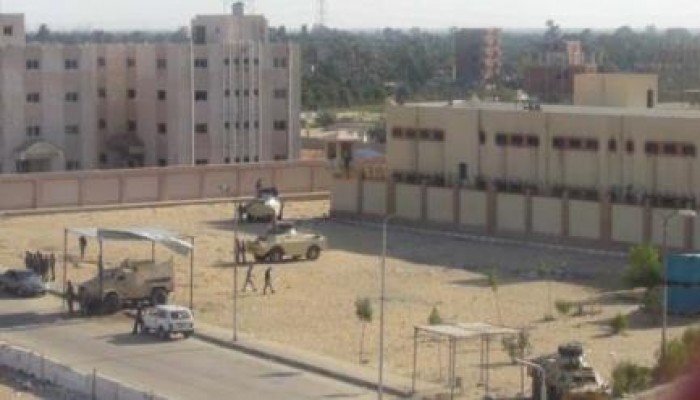 آليات عسكرية تحاصرسجن المستقبل بعد هتاف المعتقلين تضامنا مع زملائهم  المصابين بسجن بورسعيد