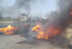 الأهالى يقطعون طريق القناة احتجاجا على مصادرة أراضيهم