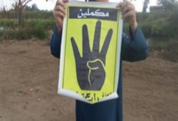 "مصر كبيرة عليهم" سلسلة بشرية بالسنطة  غربية تنديدا بغلاء الأسعار