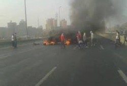 الجيزة.. الأهالي الغاضبون يقطعون الطريق الدائري بطالبية فيصل