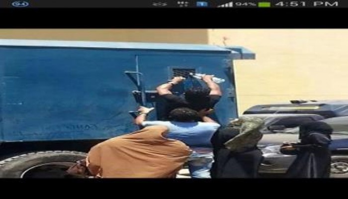 بالفيديو : كارثة  ضابط مرور انقلابي يتعدي ويتحرش بنساء من مؤيدي السيسي في دهب