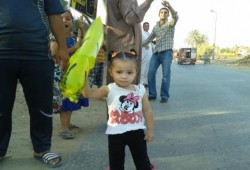 سلسلة بشرية أمام منزل الشهيدة " رضا داهش " بالفيوم