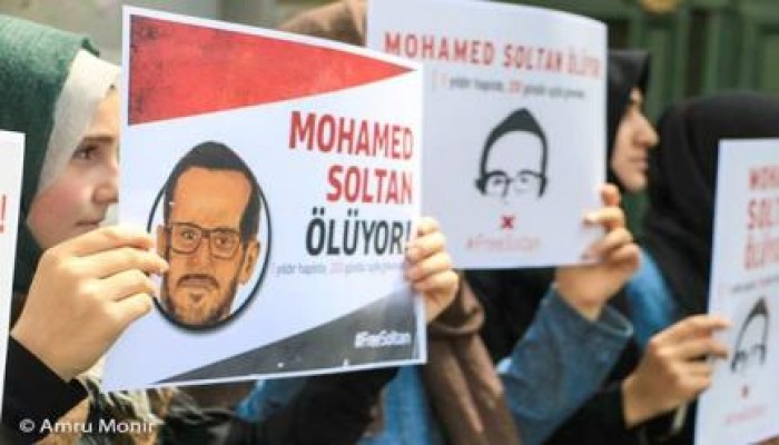 أسرة محمد سلطان تحمل الانقلاب مسئولية تدهور صحته لمرحلة حرجة