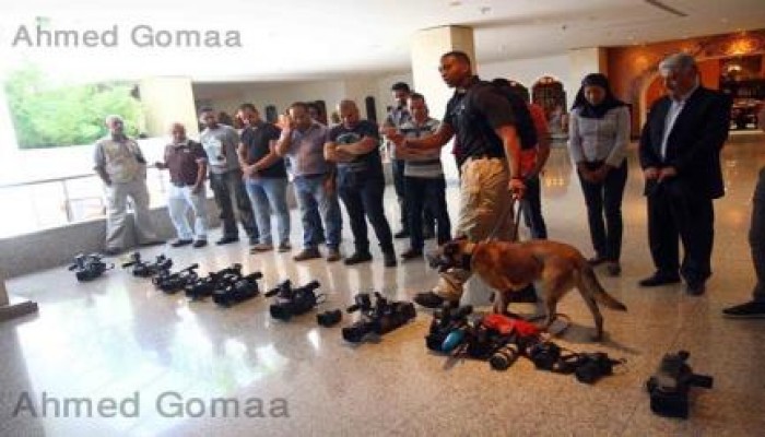 مصور: الأمن الأمريكي فتش الصحفيين بالكلاب البوليسية قبل لقاء كيري بوزير الخارجية