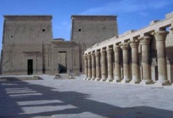 انقطاع الكهرباء على سائحين بريطانيين في معبد الفيلة بأسوان