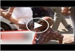 بالفيديو.. مسن يشعل النيران فى نفسه أمام "مجلس الوزراء الانقلابي" بسبب فصله من العمل
