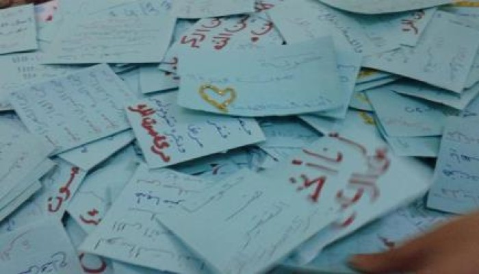 بالصور توزيع قصاصات ورق تنديداً بغلاء الأسعار وتأخر التموين وكثرة انقطاع الكهرباء بميت غمر
