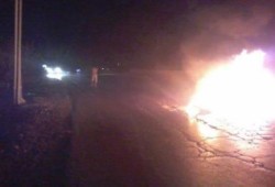 الدقهلية: أهالى غاضبون يقطعون الطريق الدولي "المنصورة - شربين"