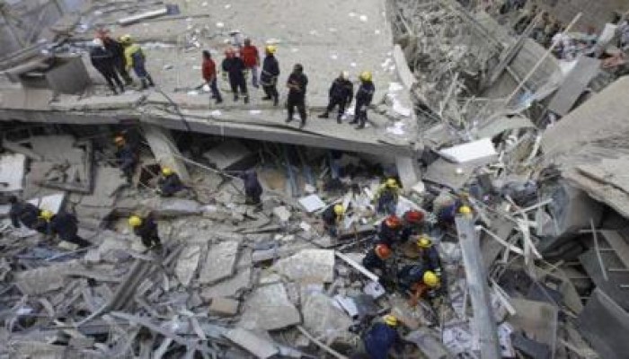 نحس السيسي .. "كلاب" بوليسية لإنقاذ ضحايا مصنع العبور