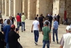 مستوطنون وعناصر مخابرات يقتحمون الأقصى