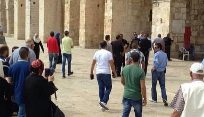 مستوطنون وعناصر مخابرات يقتحمون الأقصى
