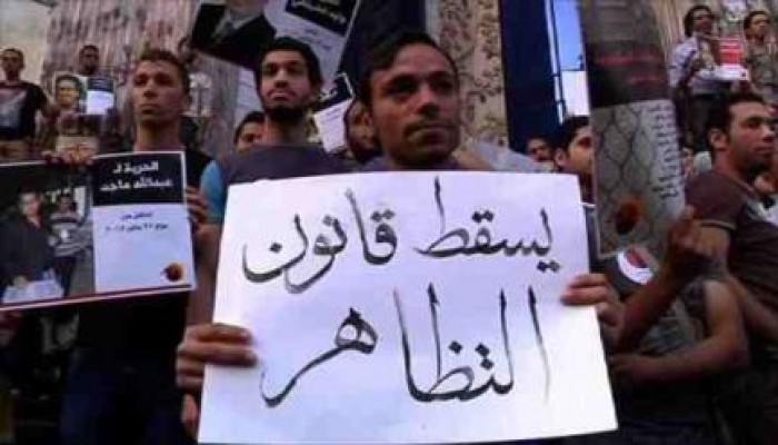 "صحفيون ضد قانون التظاهر" تعلق إضرابها بعد الإفراج عن بعض النشطاء