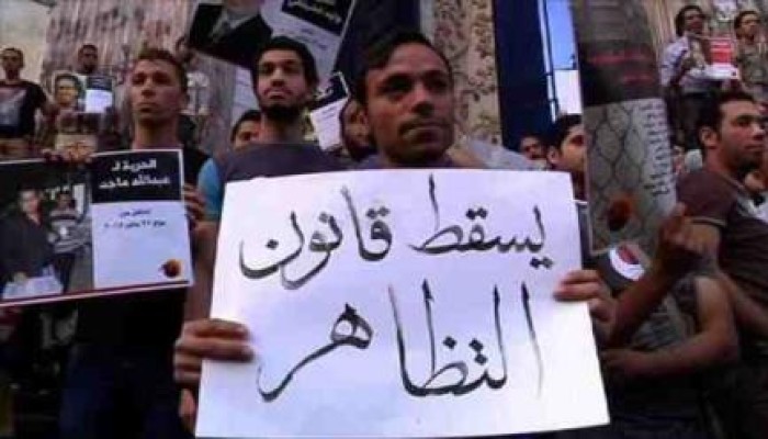 "صحفيون ضد قانون التظاهر" تعلق إضرابها بعد الإفراج عن بعض النشطاء