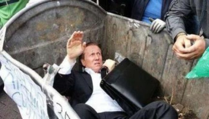 متظاهرون أوكرانيون يلقون عضو برلمان بحاوية قمامة