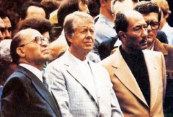 في مثل هذا اليوم .. توقيع معاهدة السلام المشؤمة مع الاحتلال الاسرائيلى عام 1978م ( صور )