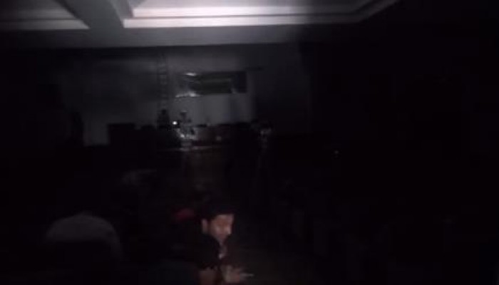 بالفيديو.. انقطاع الكهرباء قبل بدء مؤتمر نقابة الصيادلة بمصر