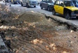 هبوط أرضي كبير بشارع المصالح الرئيسي في الغردقة ينذر بكارثة