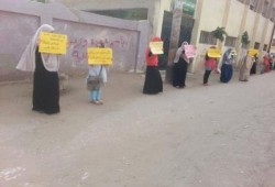 الدقهلية: سلسلة بشرية نسائية بـ "أوليلة" تنديداً باعتقال "أسماء أبو بكر" من منزلها
