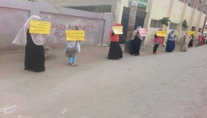 الدقهلية: سلسلة بشرية نسائية بـ "أوليلة" تنديداً باعتقال "أسماء أبو بكر" من منزلها