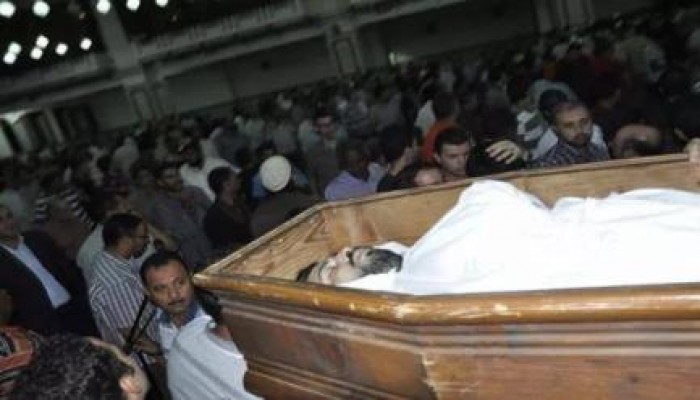 بالصور: صلاة الجنازة على شهيد جديد لمحرقة النهضة بعد عام من الإصابة.. وهتافات ضد السيسي