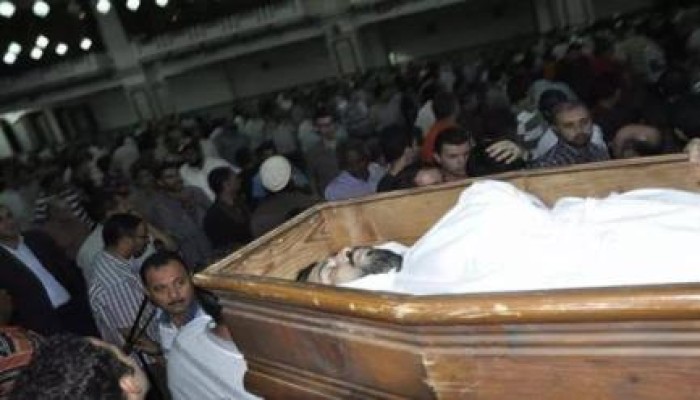 بالصور: صلاة الجنازة على شهيد جديد لمحرقة النهضة بعد عام من الإصابة.. وهتافات ضد السيسي