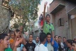 اهالي قرية زاوية الكرادسة بالفيوم يستقبلون "القاصر" محمد رمضان عقب خروجه من سجون الانقلاب