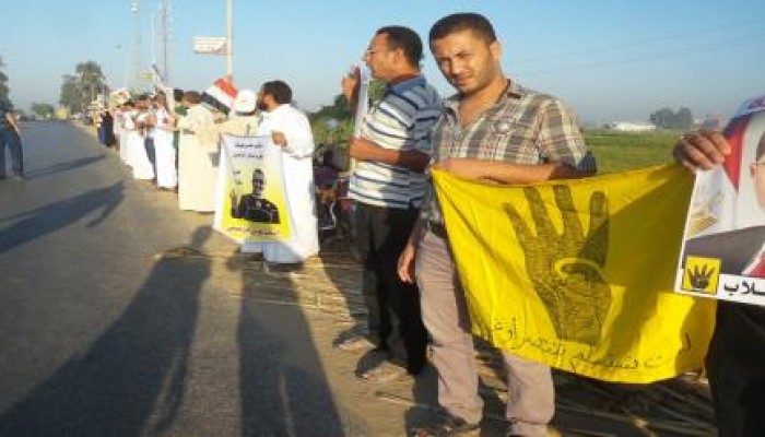 سلاسل بشريه بفاقوس ضد الانقلاب  تندد بانهيار أحوال البلاد