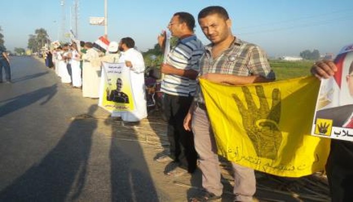 سلاسل بشريه بفاقوس ضد الانقلاب  تندد بانهيار أحوال البلاد
