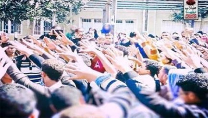 مظاهرة طلابية بتفهنا الأشراف تندد بتأجيل الدراسة واعتقال زملائهم