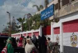 أولياء أمور يتظاهرون أمام مدرسة بدمنهور.. خوفا على حياة أبنائهم من المبنى المتهالك
