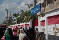أولياء أمور يتظاهرون أمام مدرسة بدمنهور.. خوفا على حياة أبنائهم من المبنى المتهالك