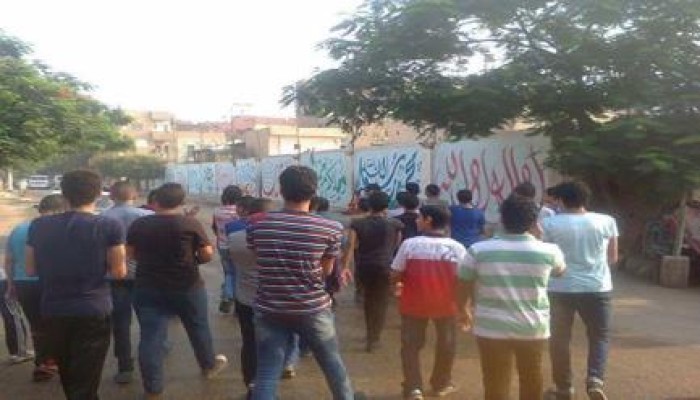 طلاب مدينة بني سويف يبدءون العام الدراسي بمسيرة صباحية تهتف ضد الانقلاب