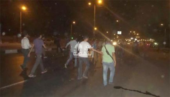 شباب ضد الانقلاب يقطعون الطريق اسفل الدائرى باتجاه المنيب