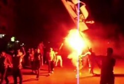 بالفيديو .. الإسكندرية.. شباب الألتراس ينظمون مسيرة ليلية ضد الانقلاب