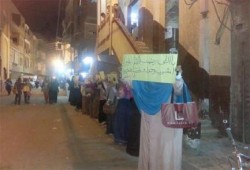 المنيا .. سلسلة بشرية مسائية لـ"نساء ضد الانقلاب" تضامناً مع الحرائر