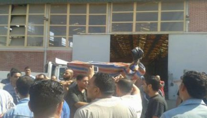 عمال النحاس يحملون نعش الإدارة بالإسكندرية
